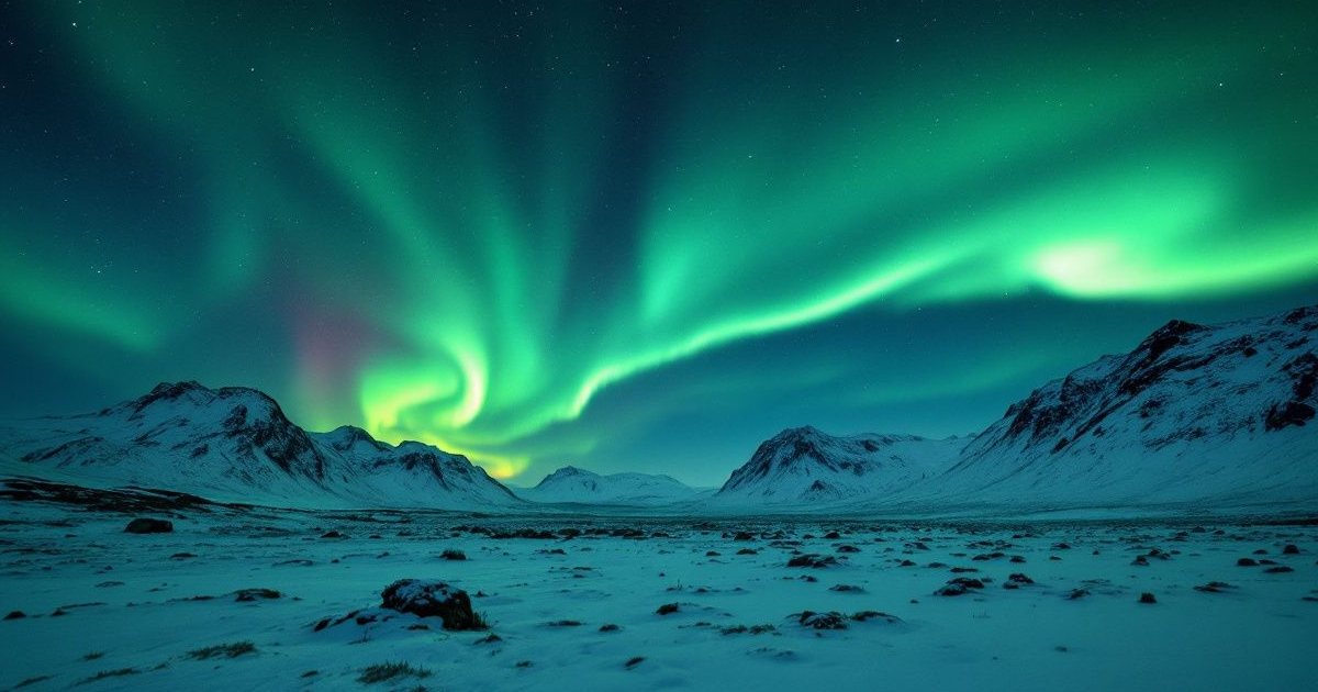 Aurora boreal verde sobre un paisaje nevado de montañas en Islandia de noche