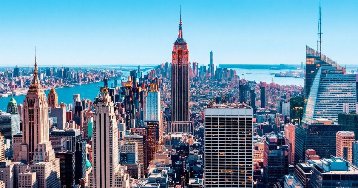 Vista aérea del skyline de Manhattan y Central Park en Nueva York con cielo azul