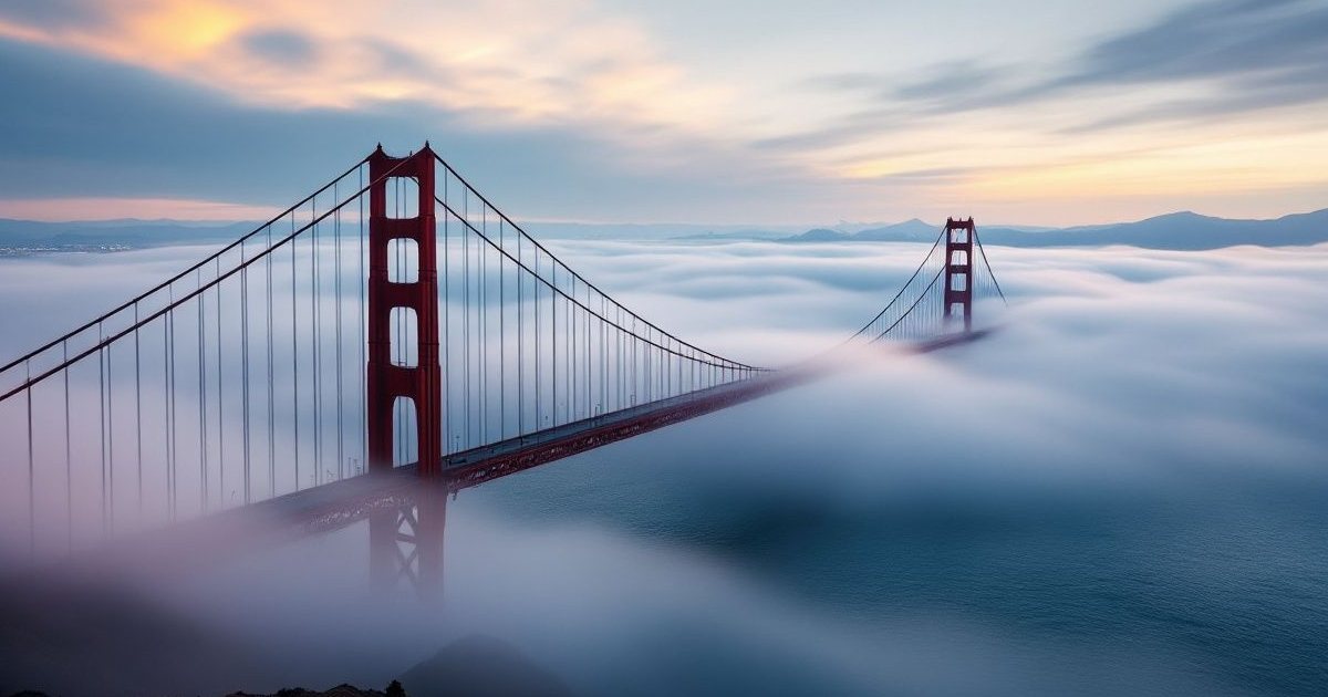 Puente Golden Gate sobre un mar de niebla en la bahía de San Francisco